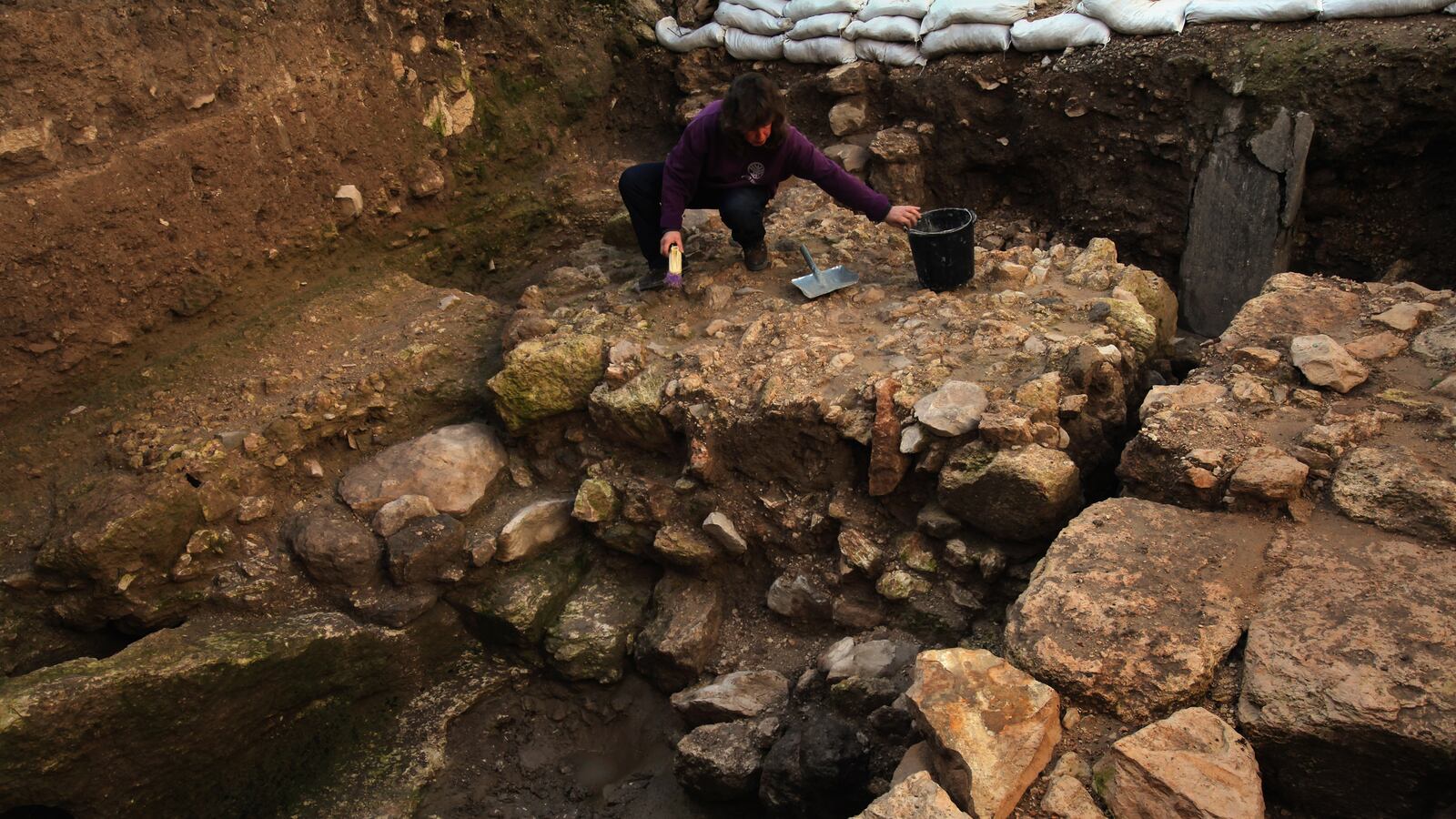 cheats/2013/11/26/10k-year-old-house-found-in-israel/131126-dig-isreal-cheat_l5r6m6