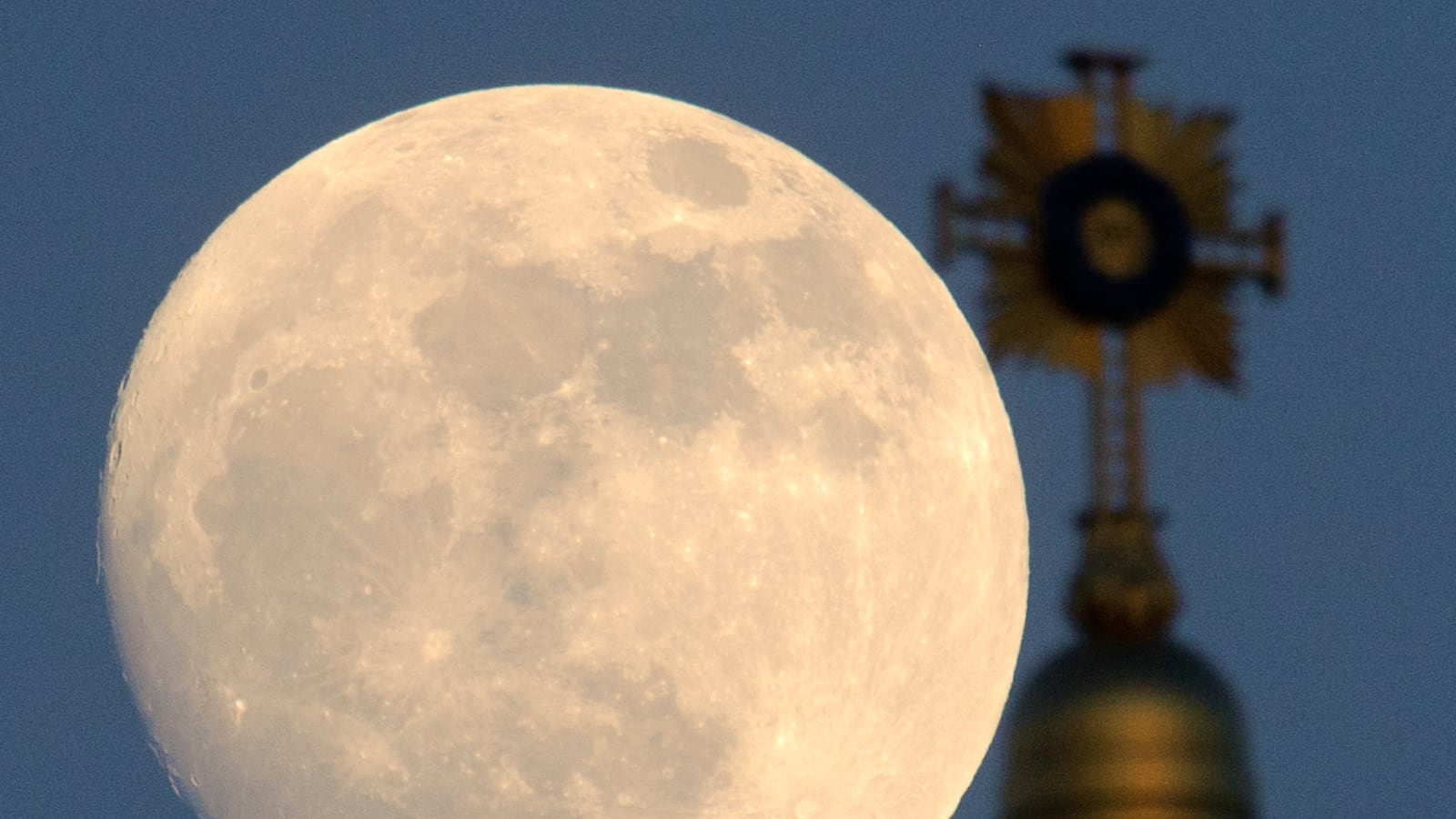 articles/2013/03/07/google-s-lunar-fixation/google-s-lunar-fixation-image_atnag9