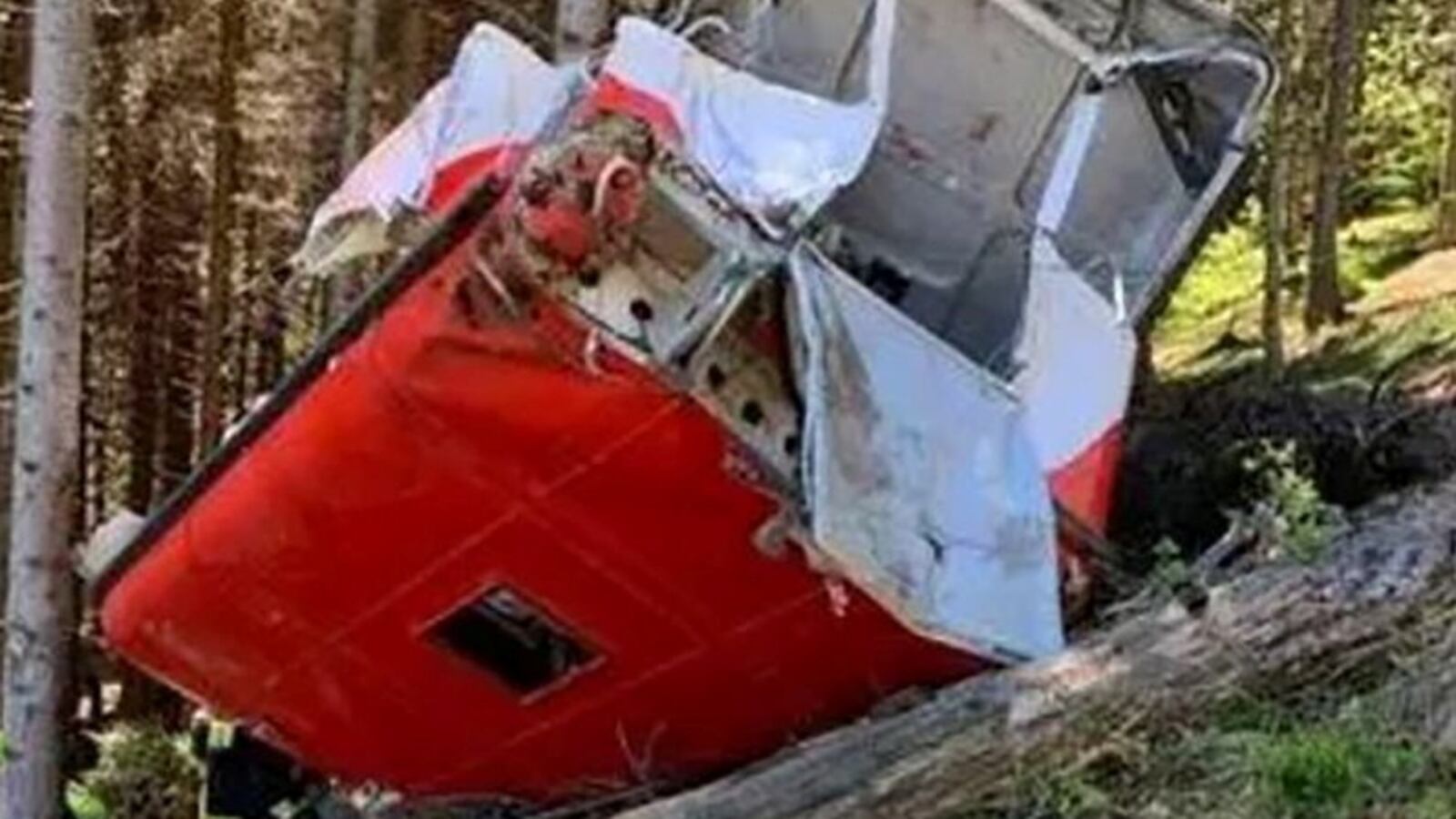 2021-05-23T150046Z_1441926892_RC2QLN9RC29A_RTRMADP_3_ITALY-CABLEWAY_dejlet