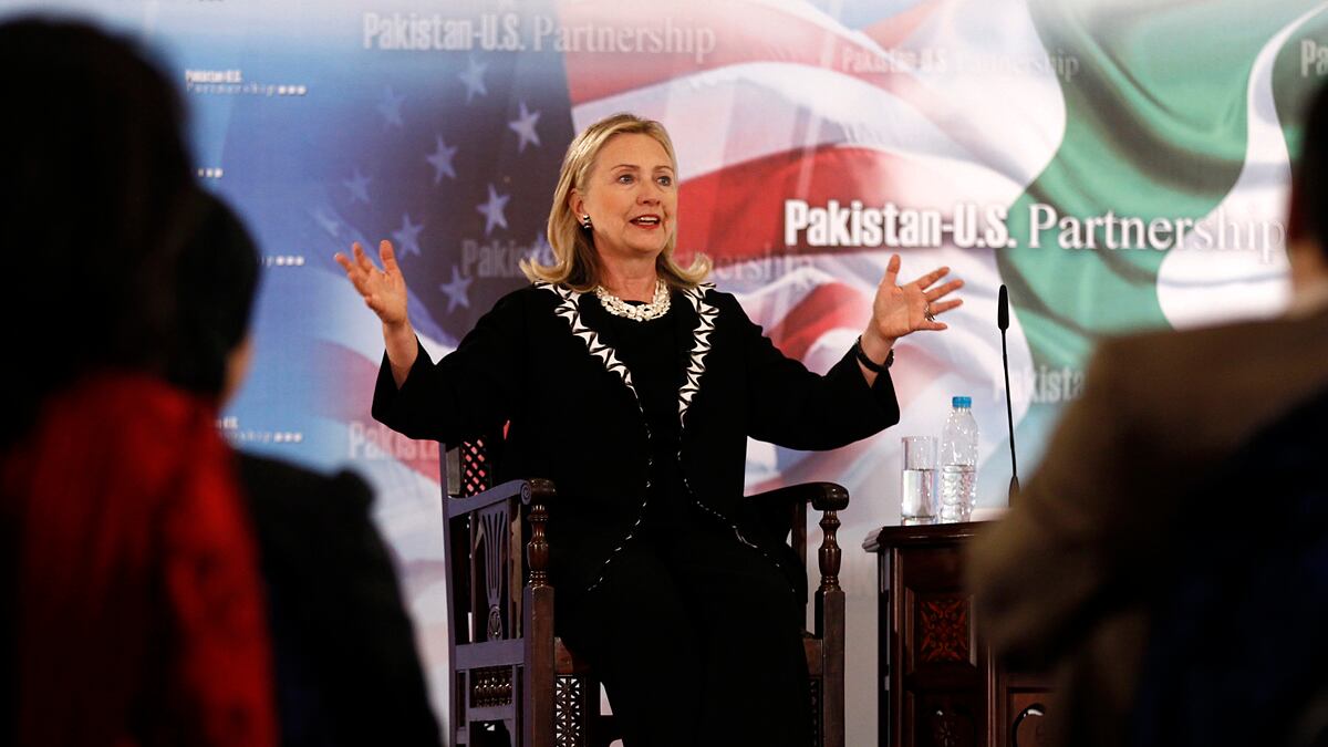 cheats/2011/10/31/u-s-seeks-pakistan-s-help/hillary-pakistan-cheat_yhb078