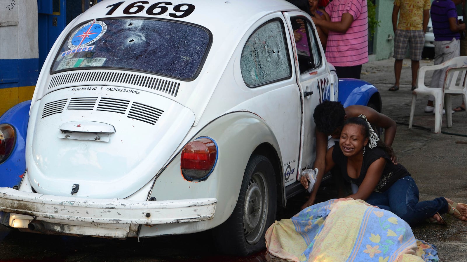 articles/2016/10/22/taxi-war-turns-mexican-tourist-mecca-bloody/161021-newton-Acapulco-tease_t6k91v