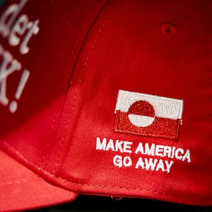The Anti-MAGA cap "Nu det NUUK!" is on display in the clothing store McKorman. The message "Nu er det NUUK!" and "Make America go away" is embroidered on the cap.