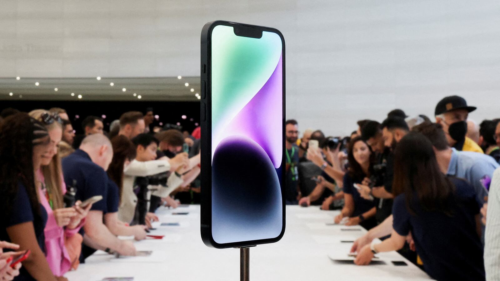 2022-09-07T194002Z_2064166015_RC2JCW971OWZ_RTRMADP_3_APPLE-SATELLITE-CONNECTIVITY-GLOBALSTAR_qjpi27