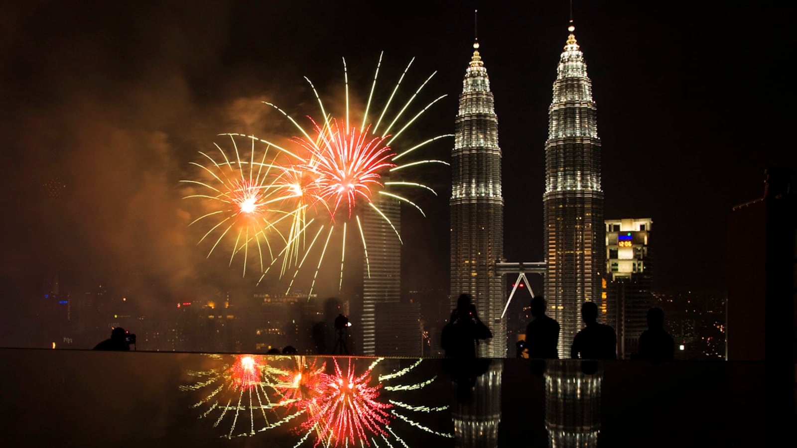 galleries/2011/12/31/new-years-eve-celebrations-around-the-world/new-years-eve-celebrations-around-the-world-kuala-lumpur-malaysia_sk0iub