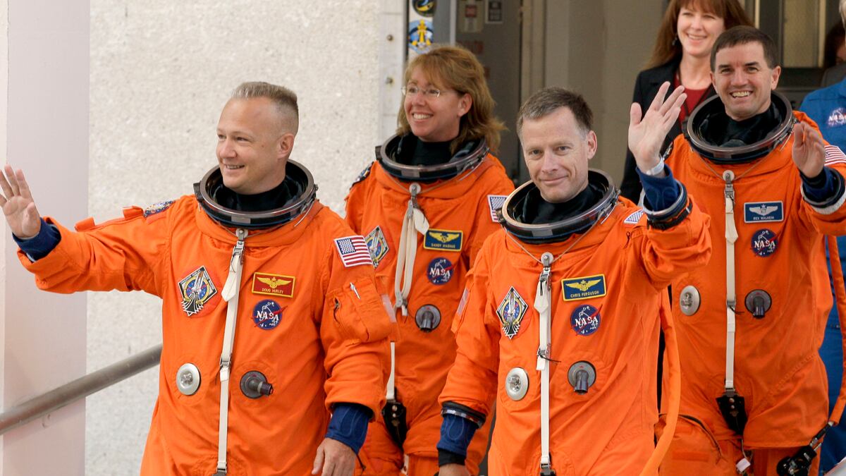 cheats/2011/07/08/shuttle-atlantis-begins-final-flight/shuttle-atlantis-final-launch-astronauts-cheat_kmacjg