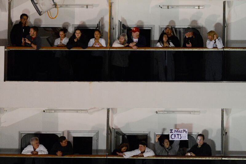 galleries/2013/02/15/carnival-cruise-liner-triumph-docks-in-alabama-passengers-celebrate-return-home-photos/triumph-cruise-2_zvlmel