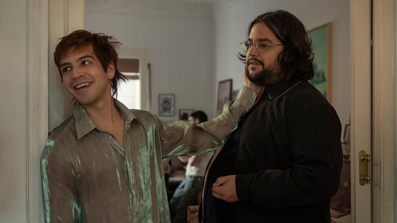 Carlos González and Julio Torres in La bola negra