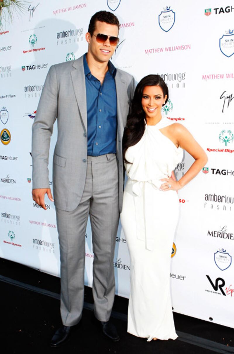 galleries/2011/05/31/little-women-big-men/little-women-big-men---kim-kardashian_ayzn0s