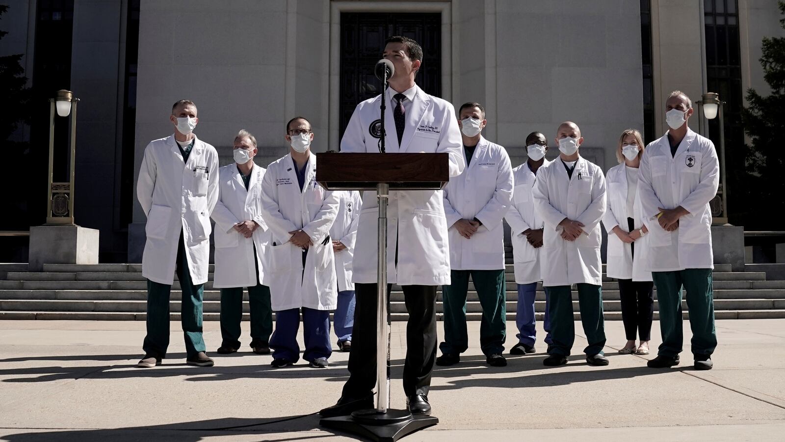 2020-10-03T155118Z_514936530_RC23BJ9L8JPT_RTRMADP_3_HEALTH-CORONAVIRUS-TRUMP_xttdpt