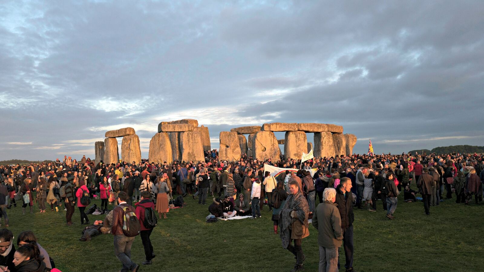 cheats/2016/06/21/thousands-revel-at-stonehenge-for-solstice/160621-stonehenge-solstice-cheat_z3zw8w