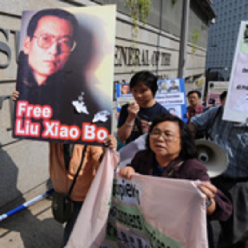 articles/2009/11/15/pen-alert-free-liu-xiaobo/pen-chinese-dissident_63083_kqxmqc