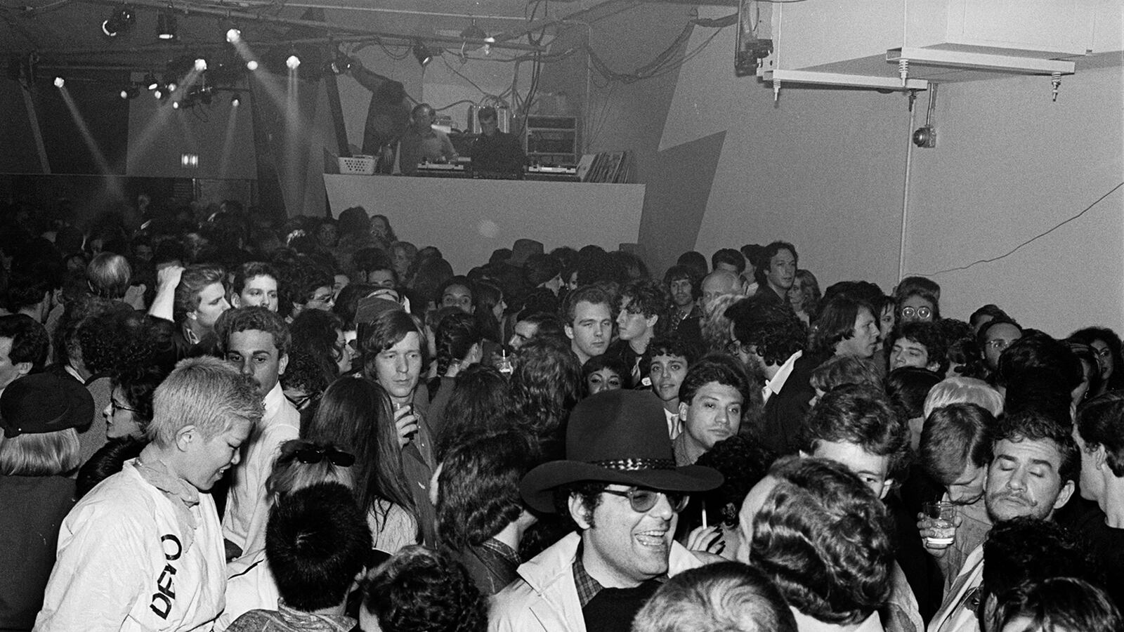 articles/2016/01/02/the-bars-where-warhol-made-merry-new-york-s-coolest-art-hangouts/160101-haden-guest-art-hangouts-tease_ugf0ta