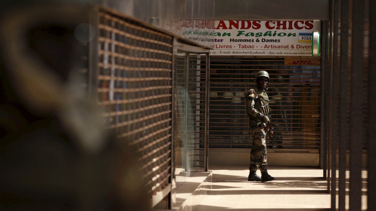cheats/2015/11/28/three-killed-at-u-n-base-in-mali/151128-mali-cheat_hoiidm