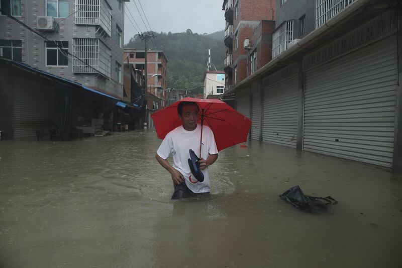 galleries/2015/08/09/typhoon-swamps-china-and-taiwan-photos/150809-china--typhoon-soudelor-04_xjosy1