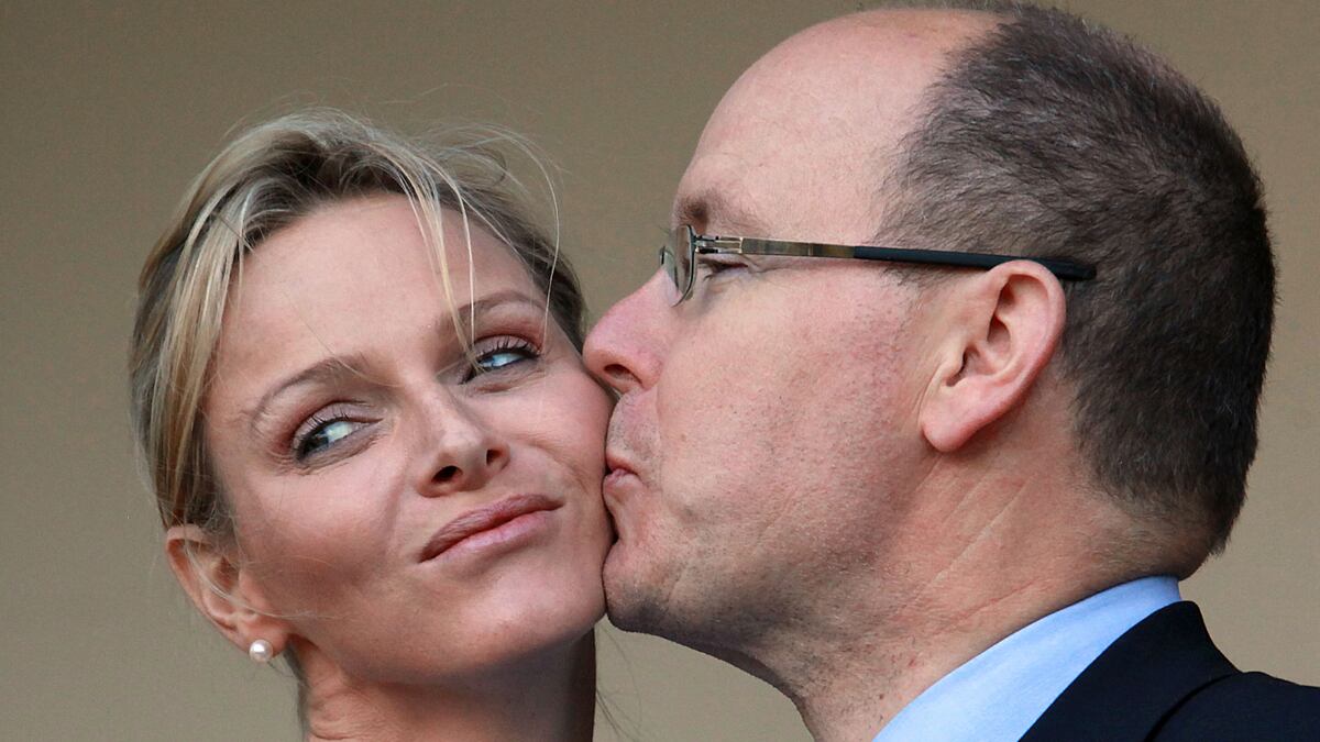 articles/2013/01/16/prince-albert-of-monaco-and-charlene-marriage-was-not-a-sham/kiss-albert_stikfo