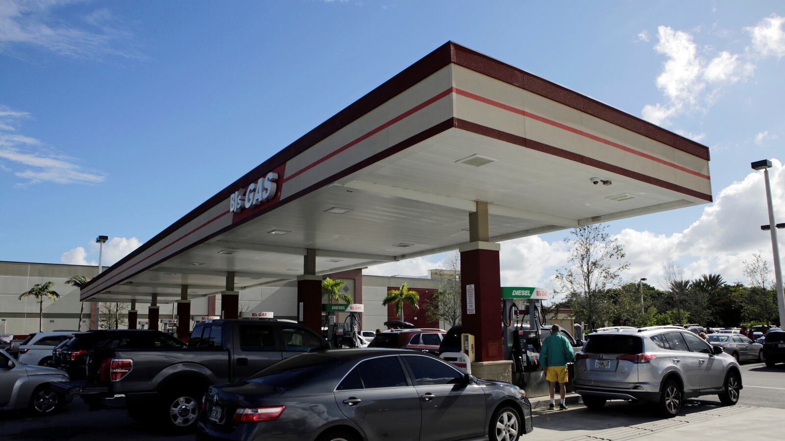 cheats/2016/10/05/evacuations-underway-as-hurricane-nears/161005-hurricane-matthew-cheat_kulf6v