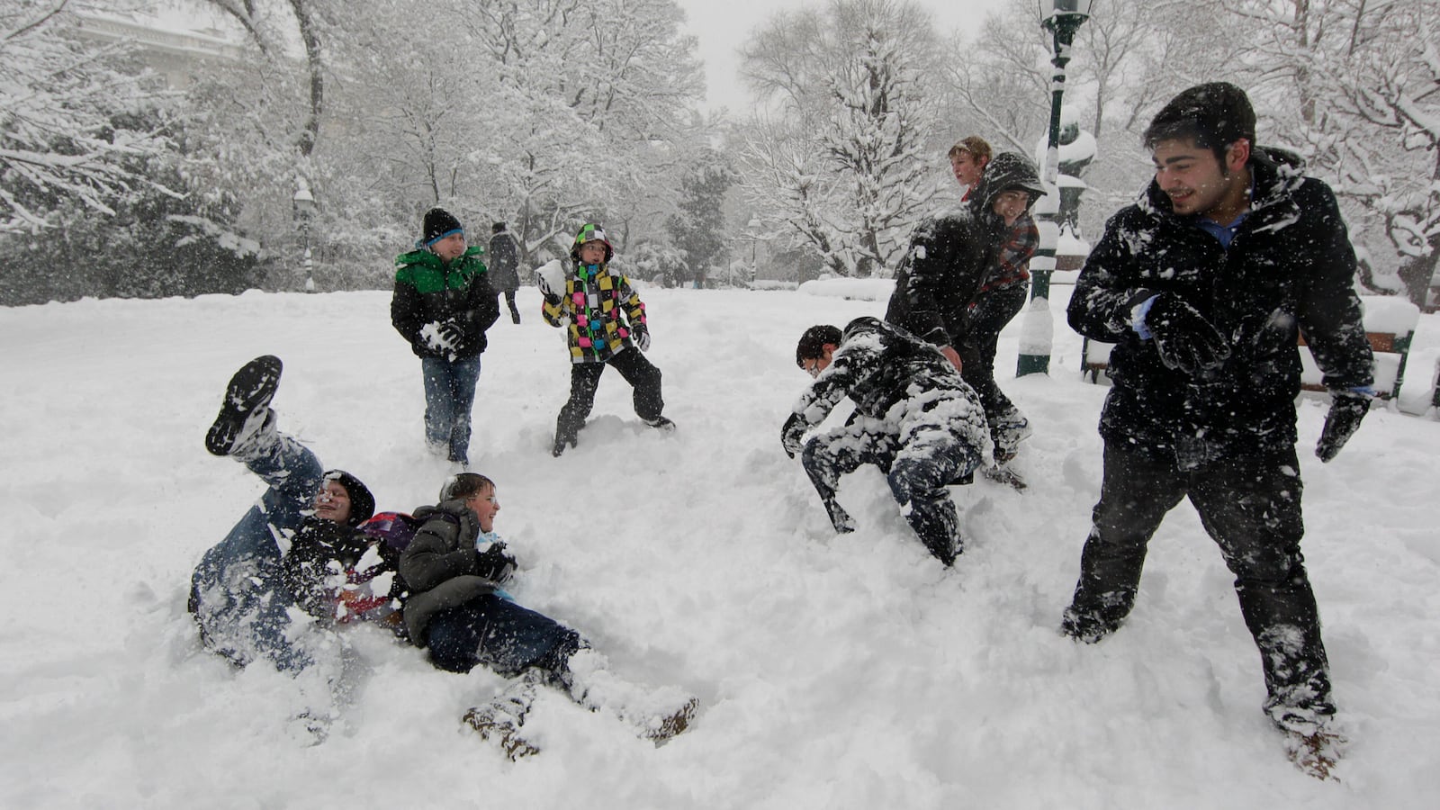 Snowball_fight_up6n48