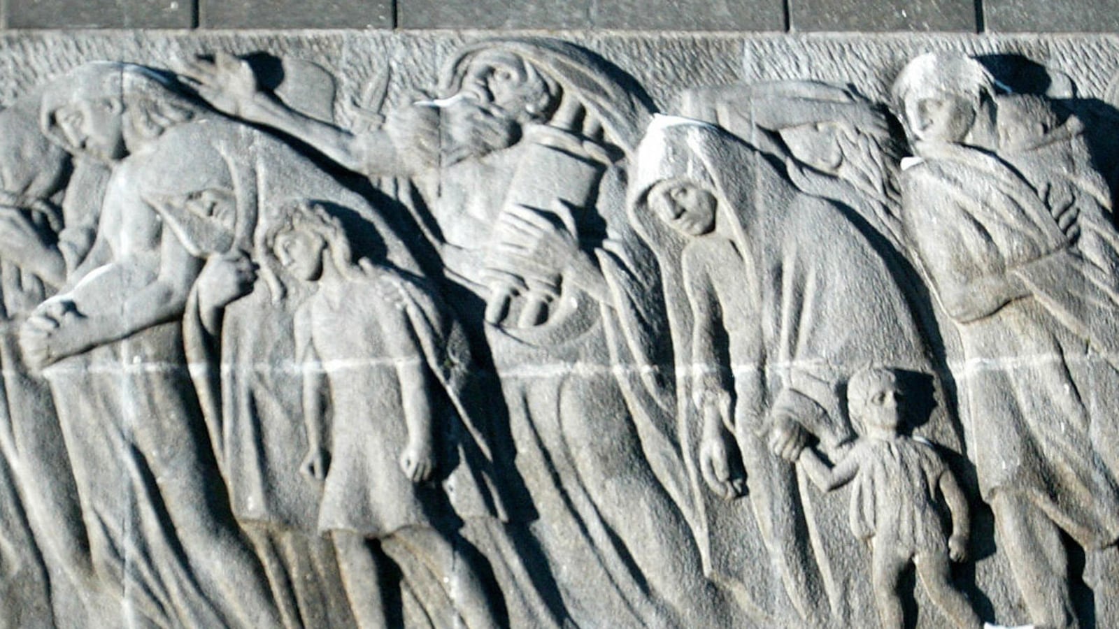 articles/2012/04/20/tel-aviv-is-not-vilna/warsaw-memorial-openz_veyqhr