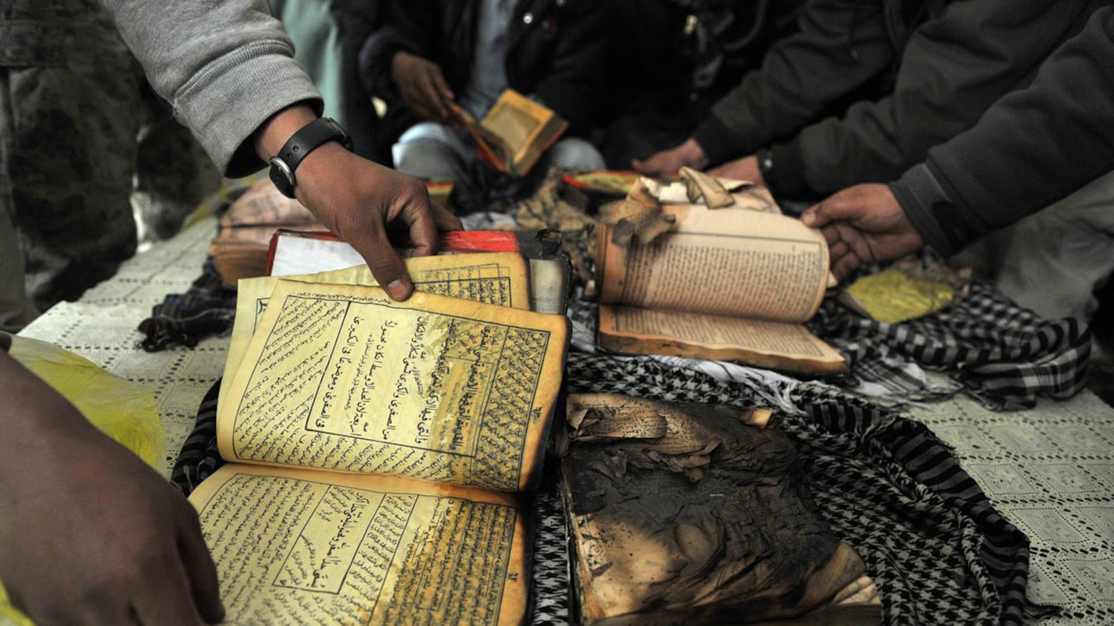 galleries/2012/02/23/quran-burning-protests-turn-deadly-in-afghanistan-photos/afghanistan-koran-burning-protest-koran2_qtrfuj
