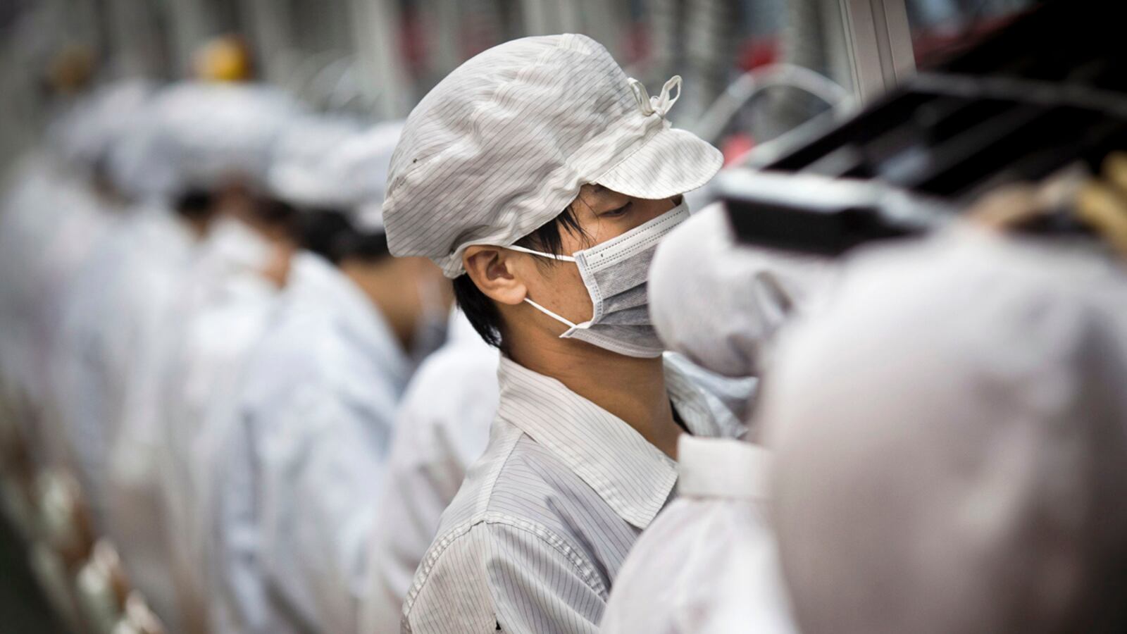 articles/2012/03/17/the-conning-of-this-american-life-leads-to-an-embarrassing-retraction/this-american-life-retraction-bump-tease_htaybr