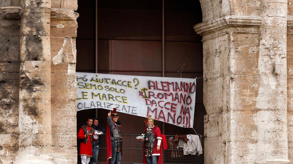 cheats/2012/04/08/roman-gladiators-scale-colosseum/italy-gladiator-protest-cheat_ix4hqy