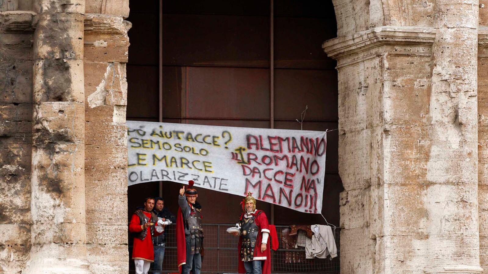 cheats/2012/04/08/roman-gladiators-scale-colosseum/italy-gladiator-protest-cheat_ix4hqy