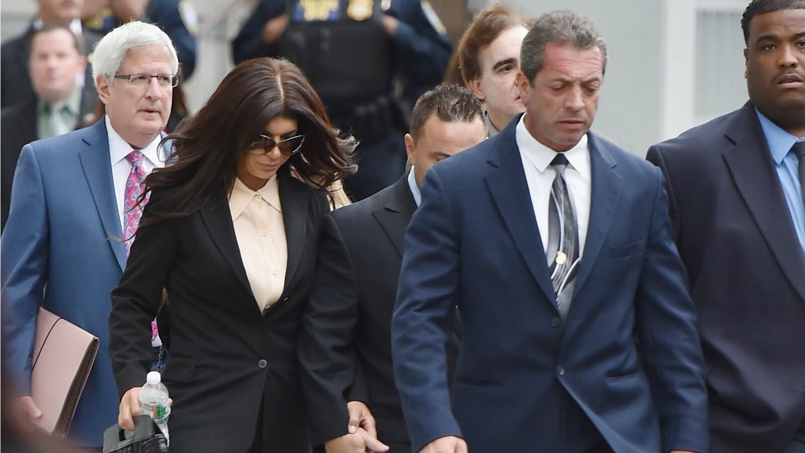 cheats/2014/10/02/real-housewife-gets-15-months-in-jail/141002-giudice-cheat_n7exy9