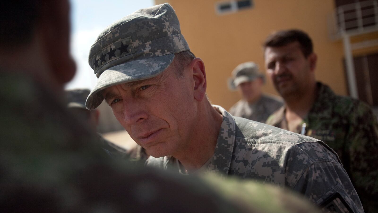 articles/2012/11/11/early-signs-of-gen-petraeus-extramarital-affair/petraeus-warning-signs-barry-tease_dlo8wb