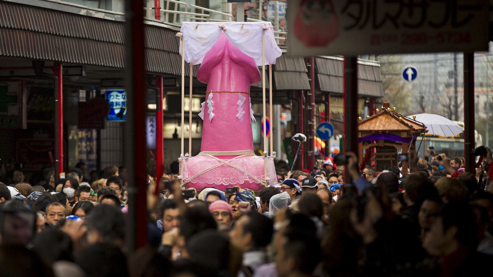 2015-04-05T000000Z_311265444_GF10000049958_RTRMADP_3_JAPAN-ODDLY_zfnxv2