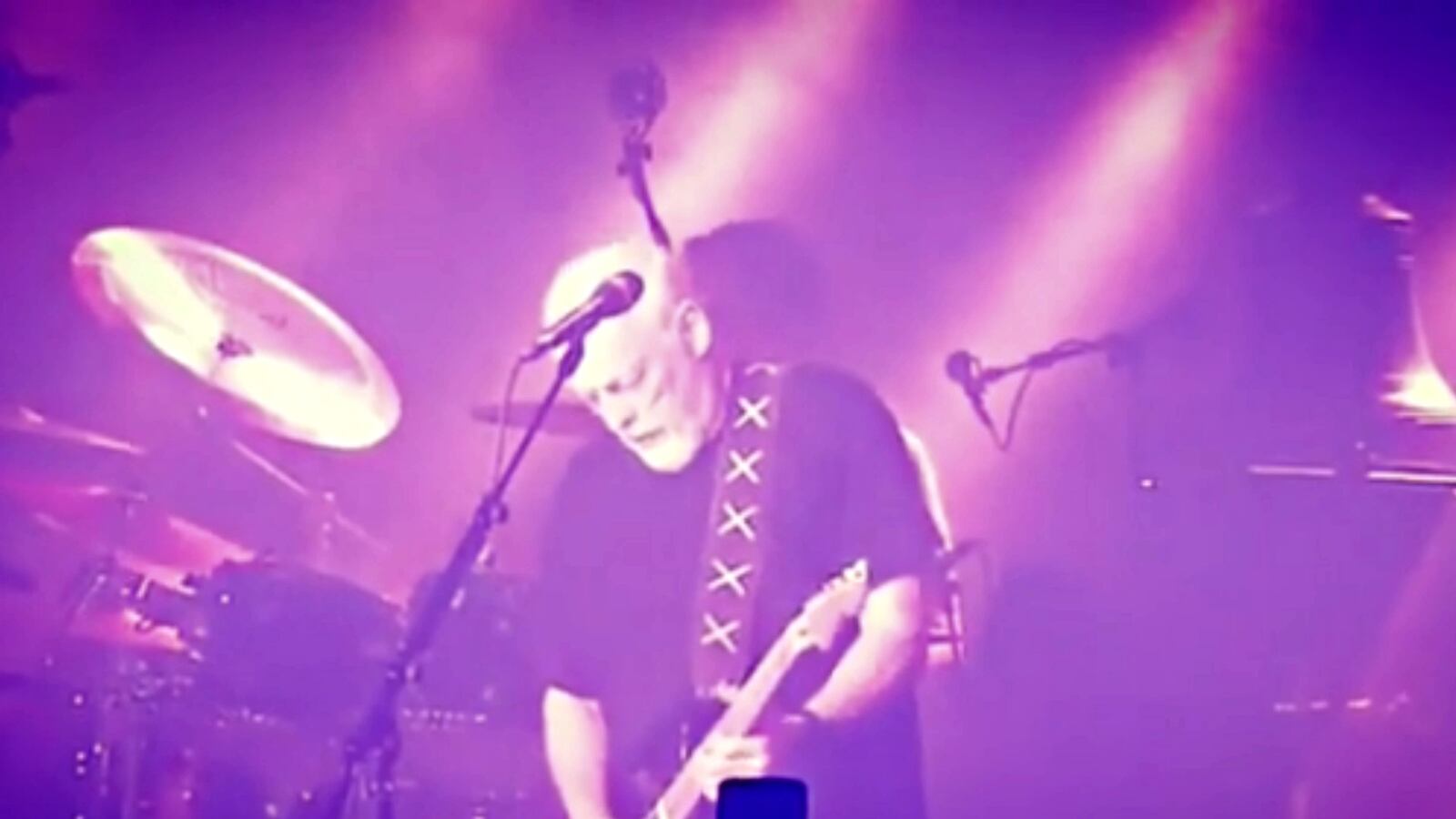 articles/2016/04/25/david-gilmour-honors-prince-gorgeous-mashup-of-purple-rain-and-comfortably-numb/160425-kirell-gilmour-prince-tribute-tease_fiyatk