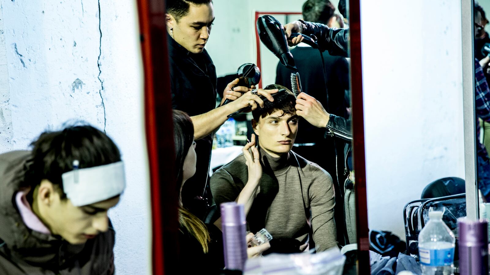 galleries/2014/01/20/backstage-at-paris-men-s-fashion-week/140119-fashion-week-backstage-tease_b5pksa