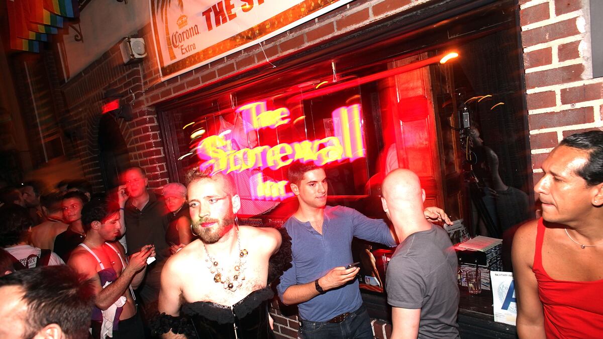 cheats/2011/06/25/gay-marriage-celebrations-erupt-in-greenwich-village/gay-marriage-stonewall-inn-cheat_fj8yia