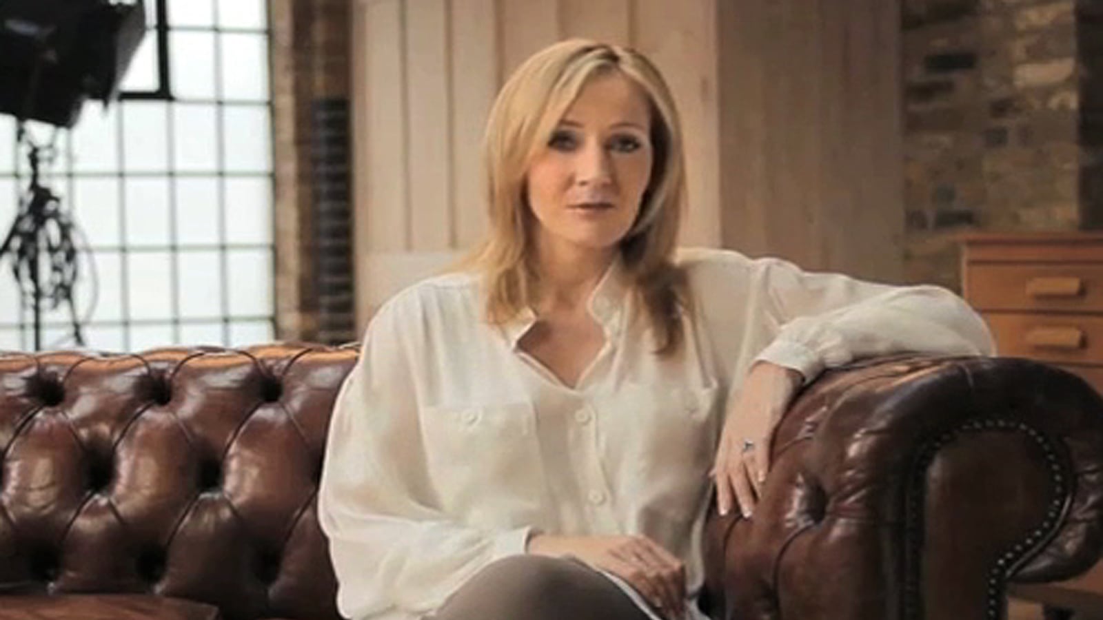 cheats/2010/04/15/jk-rowling-rips-david-cameron/110625-Rowling-Announces-Pottermore-1200_ej0zka