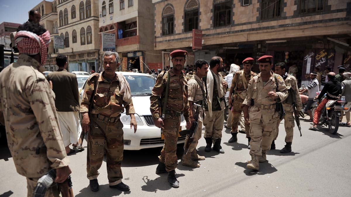 cheats/2012/04/07/yemeni-gunmen-attack-airport/yemen-saleh-loyalists-attack-airport-cheat_a84ssb