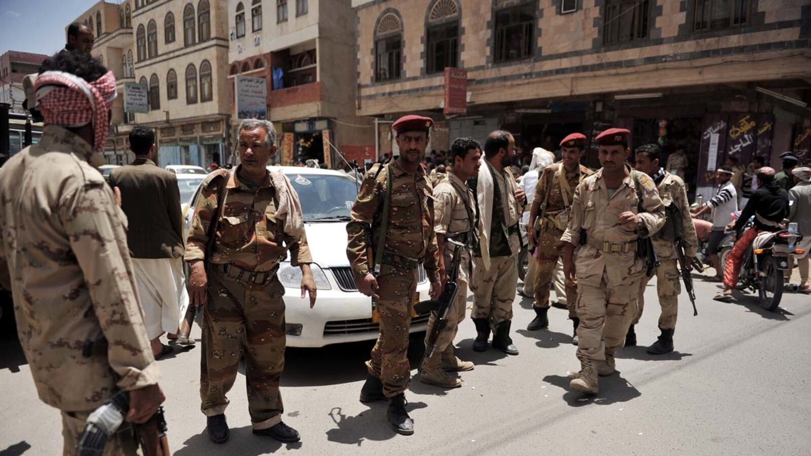 cheats/2012/04/07/yemeni-gunmen-attack-airport/yemen-saleh-loyalists-attack-airport-cheat_a84ssb