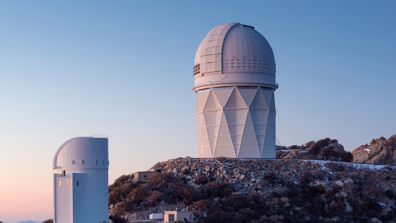 articles/2015/09/23/5-000-robots-will-3d-map-dark-energy/150923-coolman-telescope-tease_i7bdun