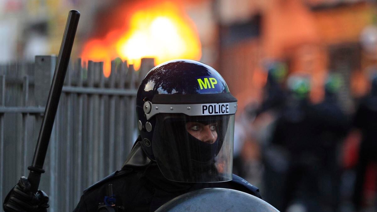 articles/2011/08/08/london-riots-spread-photos-videos-and-tweets/london-riot-night-3-cheat_ojwl7q