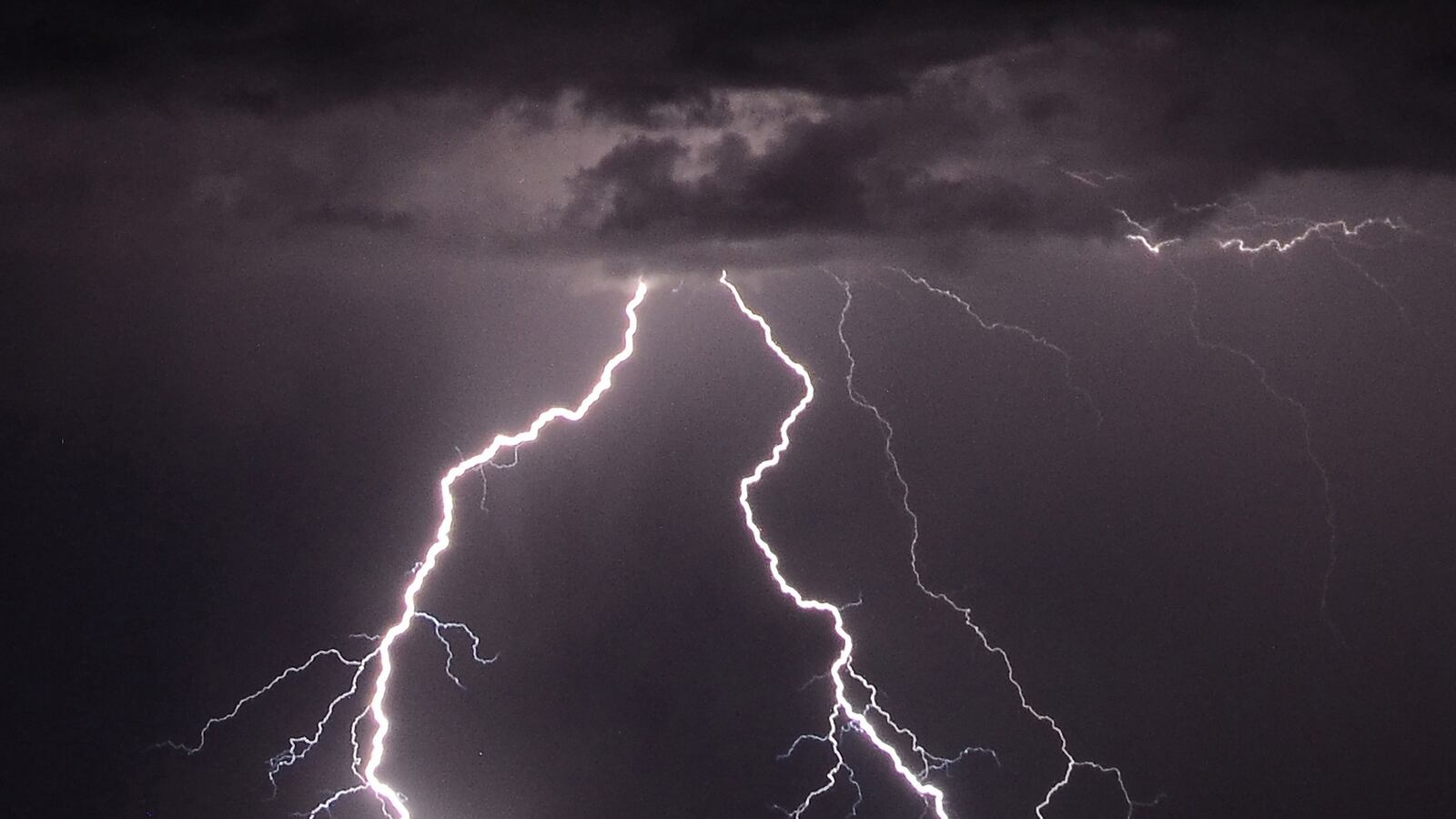 cheats/2014/07/14/lightening-struck-twice-in-national-park/140714-lightning-cheat_dmhonw