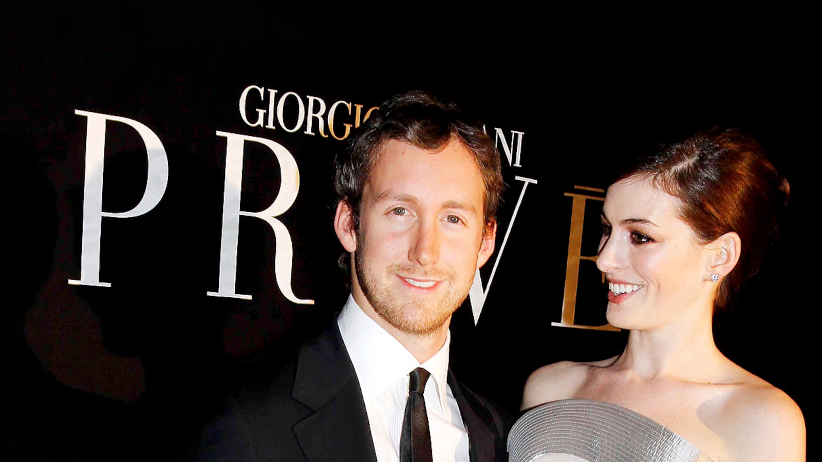 articles/2011/12/05/anne-hathaway-s-new-fianc-adam-shulman-a-mystery-man/schulman-hathaway-cheat_trcahn