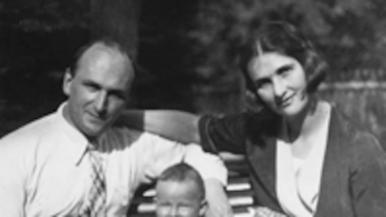 articles/2010/10/14/mike-nichols-his-untold-family-history/gates-mike-nichols-1_r2aqkp