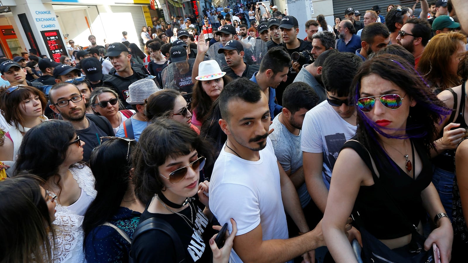 170625-istanbul-pride-cheat_dfsqp2