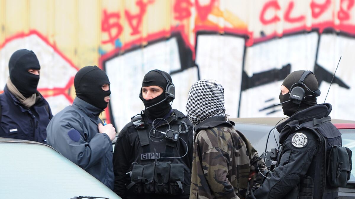 cheats/2012/04/04/french-police-arrest-10/france-second-raid-radical-islamists-cheat_qxnakp