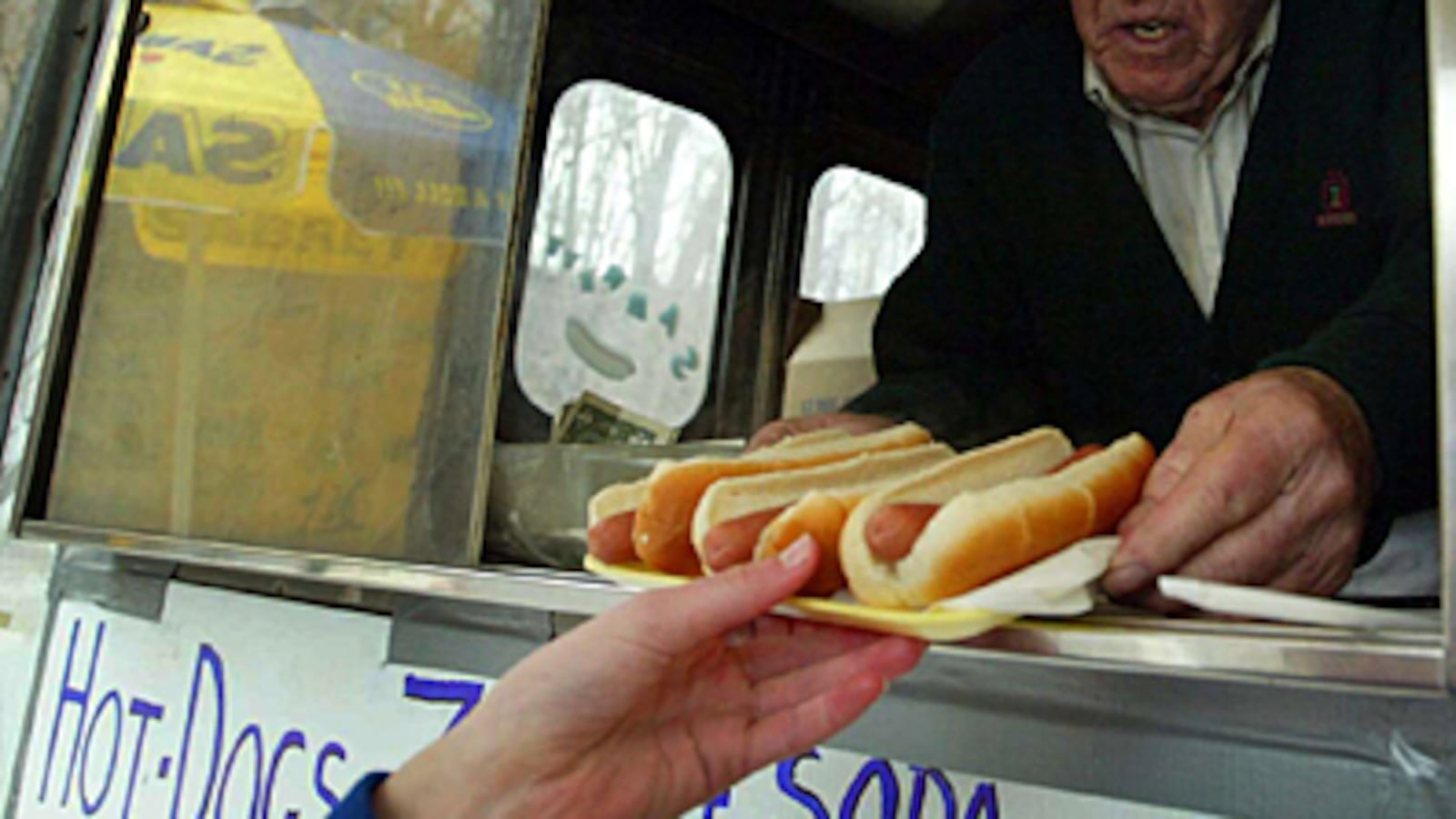 cheats/2009/04/09/hot-dog-index/hot-dog_uivhvu