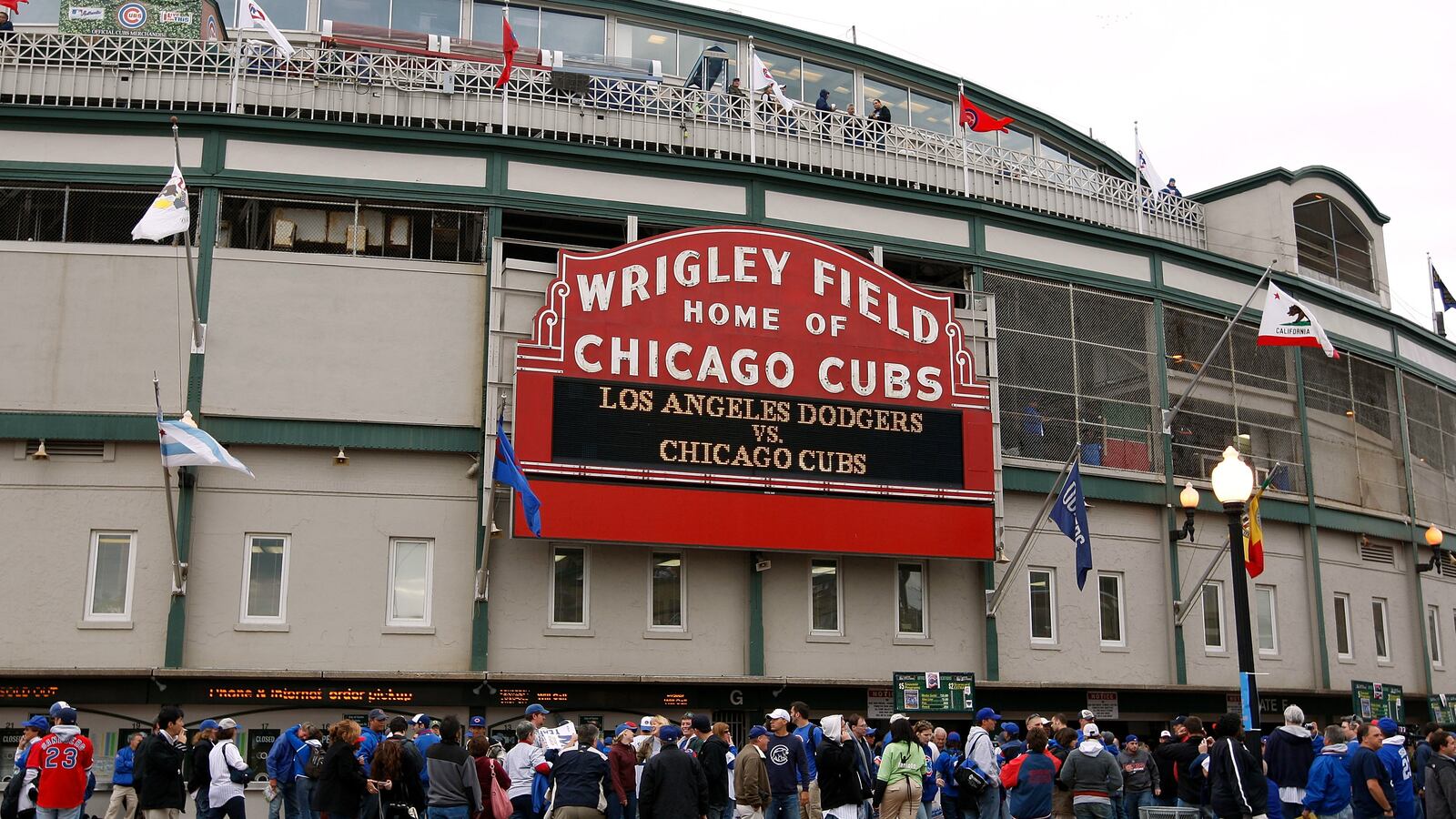 170518-wrigley-field-fan-death_lc2wmb