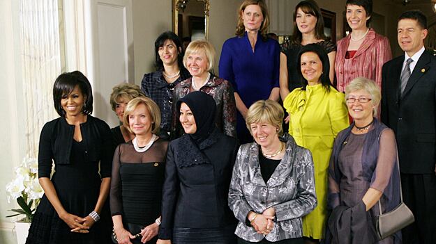 galleries/2009/04/01/the-obamas-first-overseas-trip/wives_ijzq27