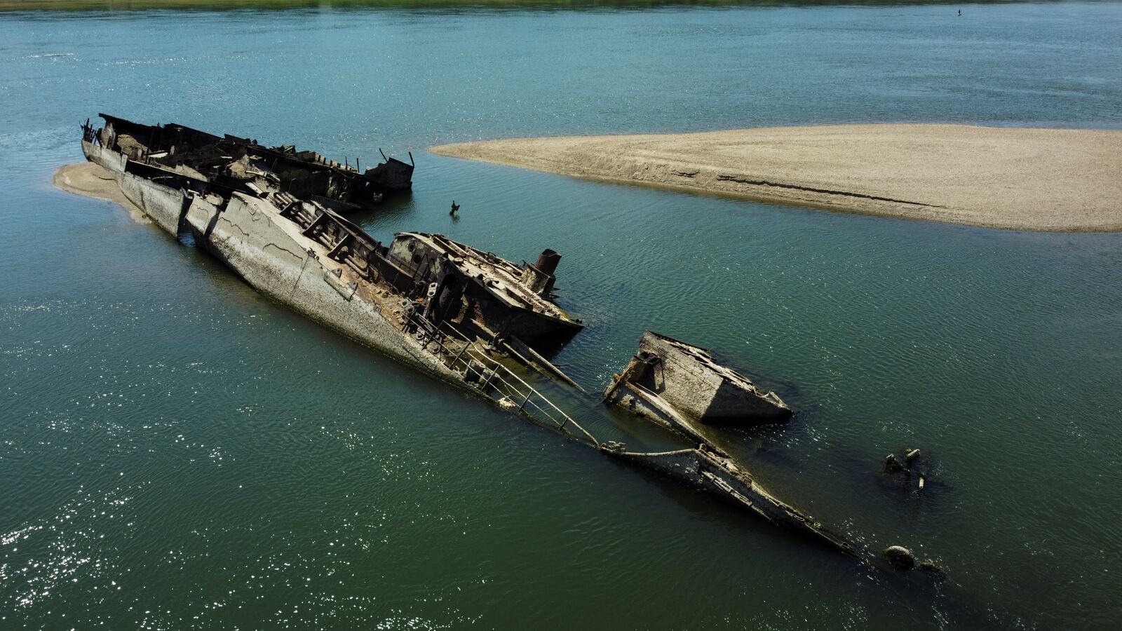 2022-08-19T104126Z_78466111_RC20ZV9WS82R_RTRMADP_3_EUROPE-WEATHER-SERBIA-SHIPS_fzc0rv