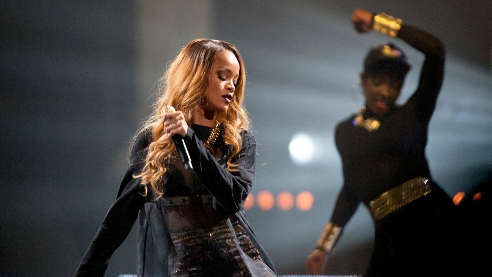 cheats/2013/05/30/woman-claims-she-got-herpes-from-rihanna-lipstick/rihanna_topshop_tbvsis