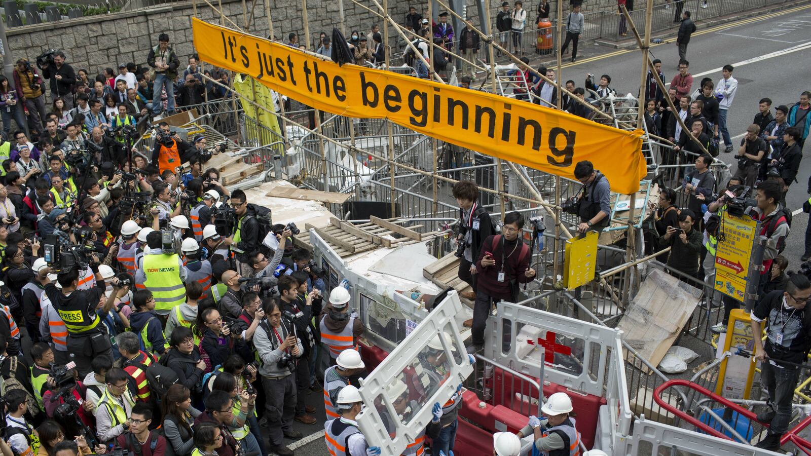 cheats/2014/12/11/hk-police-begin-clearing-protest-site/141210-hongkong-protests-cheat_qd3x9x