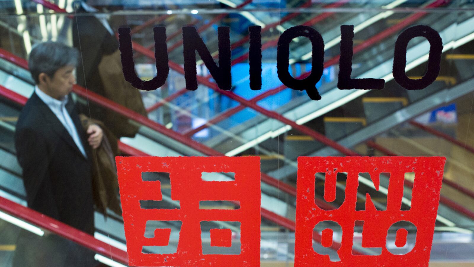 cheats/2015/07/20/4-arrested-over-china-s-uniqlo-sex-tape/150720-unqlo-cheat_sowkkk