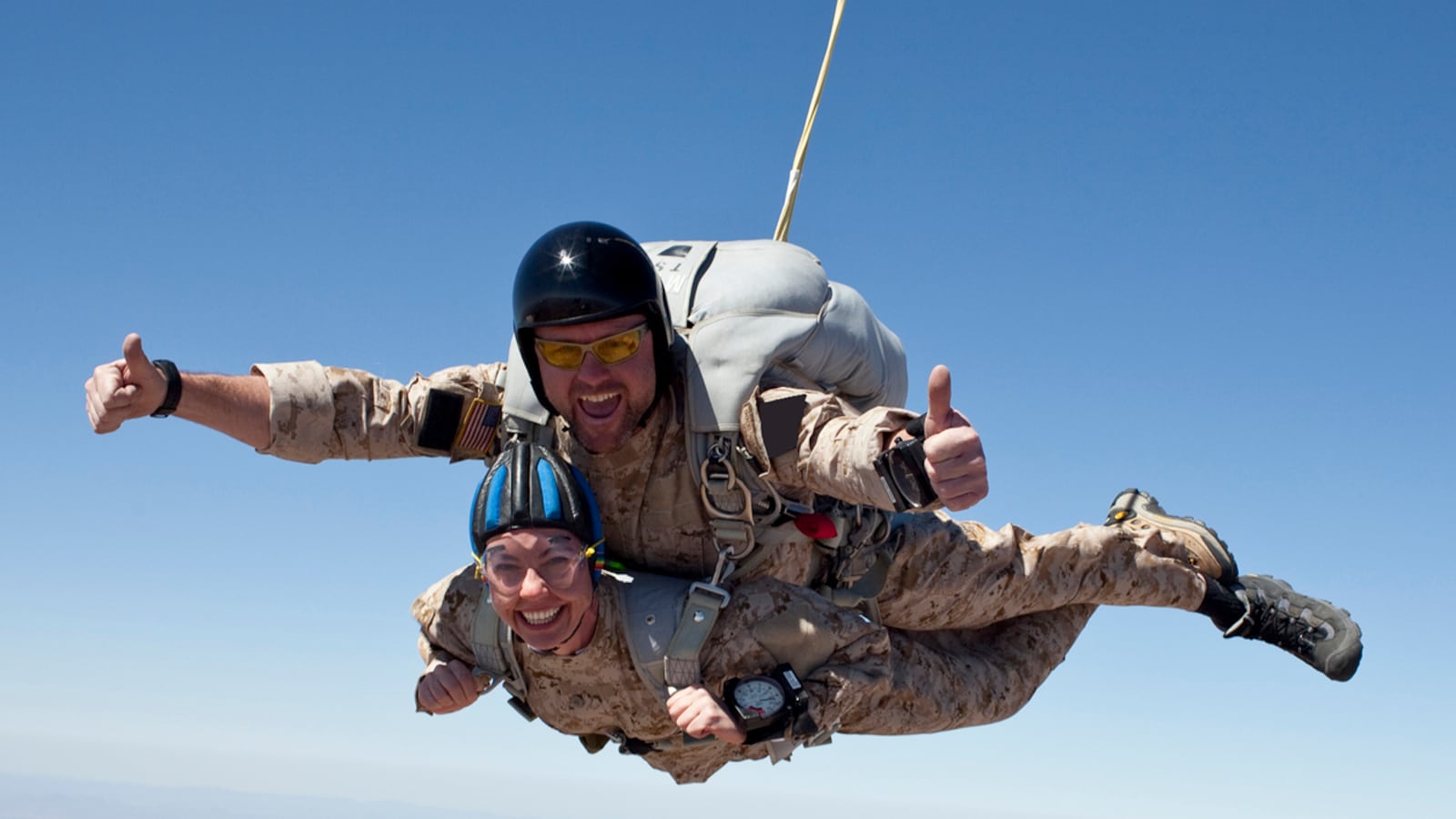articles/2012/02/26/exclusive-photo-gabrielle-giffords-navy-seal-skydive/gabby-giffords-skydiving-daly_yjmcni